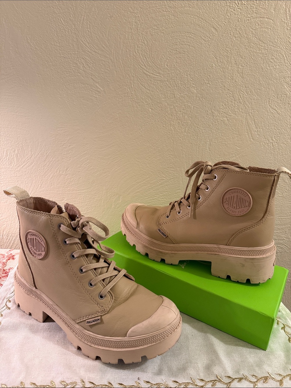 Palladium Pallabase Nude Dust Leather Chunky Lug Combat Boots Size 6